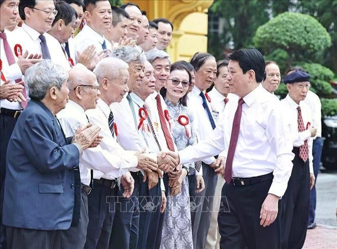 State President Luong Cuong meets with veteran and outstanding journalists on June 20. (Photo: VNA) luong-cuong.jpg