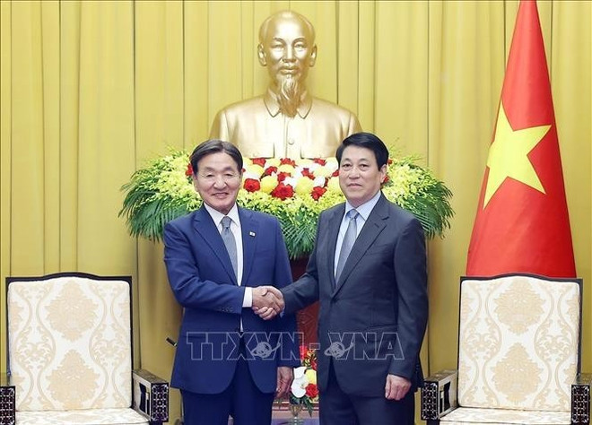 State President Luong Cuong (R) receives Park Chang-dal, Special Envoy of the Korean President. (Photo: VNA) luong-cuong.jpg