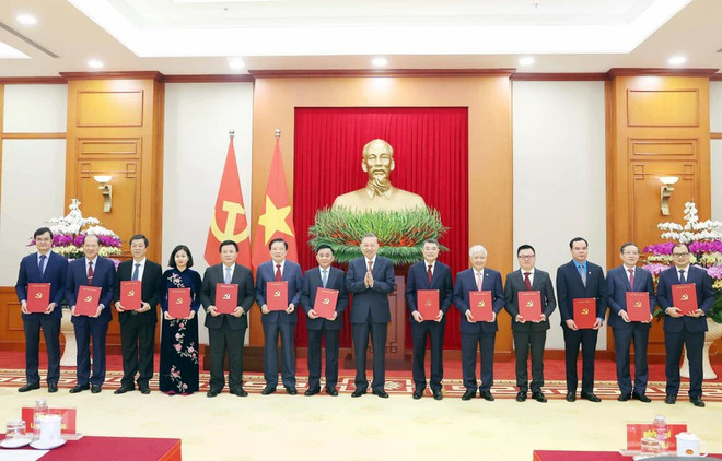 Party General Secretary To Lam presents decisions on the authority, functions, tasks, organisational structures, and working relations of the 13 agencies. (Photo: VNA) to-lam.jpg