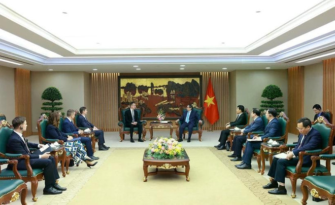 Prime Minister Pham Minh Chinh (R) hosts a reception for Hungarian Minister of Foreign Affairs and Trade Szijjártó Péter in Hanoi on March 19. (Photo: VNA) pham-minh-chinh.jpg