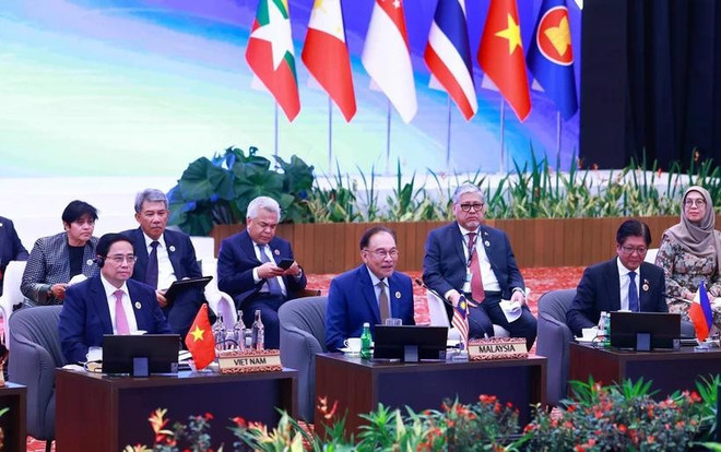 Vietnamese PM Pham Minh Chinh (front, first from left) attends the ASEAN leaders' interface with AIPA representatives in Kuala Lumpur on May 26. (Photo: VNA) aipa.jpg