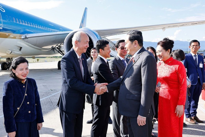 The farewell ceremony for National Assembly Chairman Tran Thanh Man (R) and his spouse at Geneva International Airport, Switzerland, on July 30. (Photo: VNA) tran-thanh-man-5820.jpg