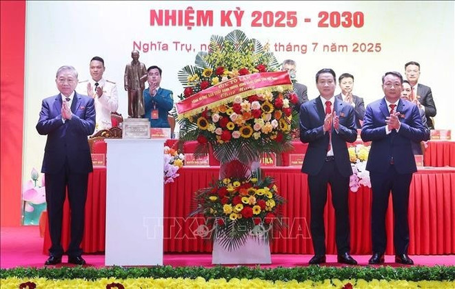 Party General Secretary To Lam (L) attends the first congress of Nghia Tru commune's Party orgnisation on July 14. (Photo: VNA) to-lam.jpg
