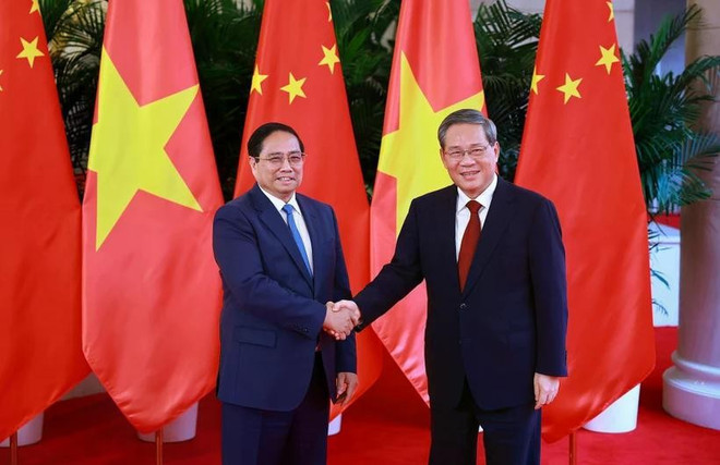 Prime Minister Pham Minh Chinh (left) and Chinese Premier Li Qiang at their meeting in Tianjin on June 24. (Photo: VNA) pham-minh-chinh.jpg