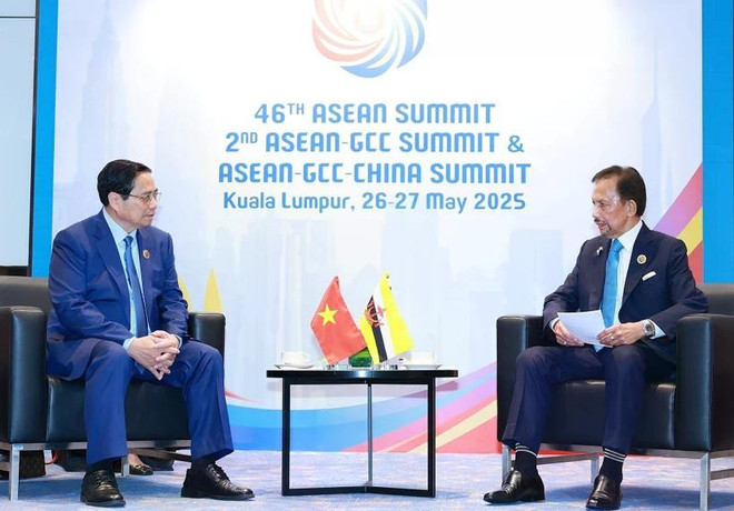 Vietnamese Prime Minister Pham Minh Chinh (L) meets with Sultan Haji Hassanal Bolkiah of Brunei Darussalam in Kuala Lumpur on May 27. (Photo: VNA) brunei.jpg