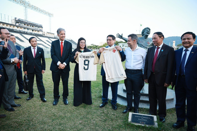 PM Pham Minh Chinh (4th from right) and his spouse (5th from right) are presented with jerseys of the Vasco da Gama Football Club. (Photo: VNA) vasco-da-gama.jpg