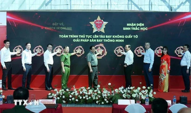 PM Pham Minh Chinh (fifth from left) and officials at the ceremony for the pilot rollout of the electronic identification, authentication, and biometric boarding solution at Terminal 3 of Tan Son Nhat International Airport on April 19. (Photo: VNA) tan-son-nhat.jpg