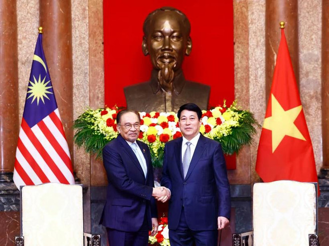 Vietnamese State President Luong Cuong (R) welcomes Malaysian Prime Minister Anwar Ibrahim. (Photo: VNA) state-president-luong-cuong.jpg