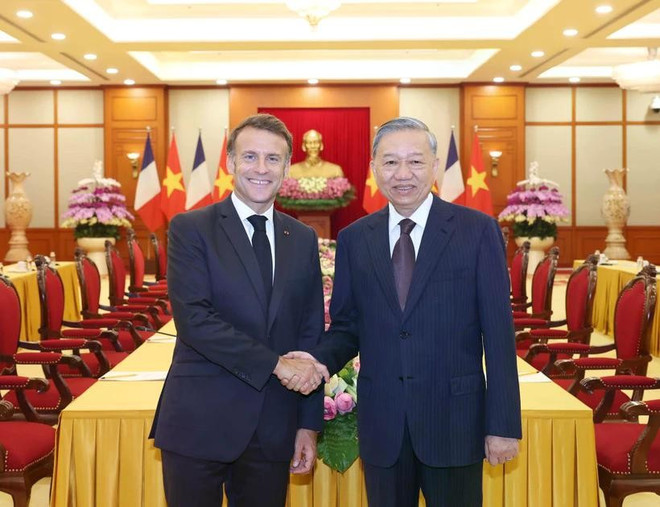 Party General Secretary To Lam (R) receives French President Emmanuel Macron in Hanoi on May 26. (Photo: VNA) to-lam.jpg