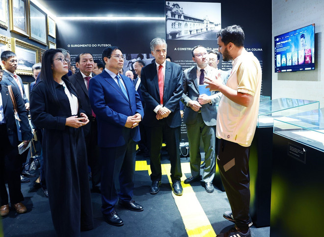 PM Pham Minh Chinh and his spouse Le Thi Bich Tran visit the traditional room of the Vasco da Gama Football Club. (Photo: VNA) traditional-room.jpg