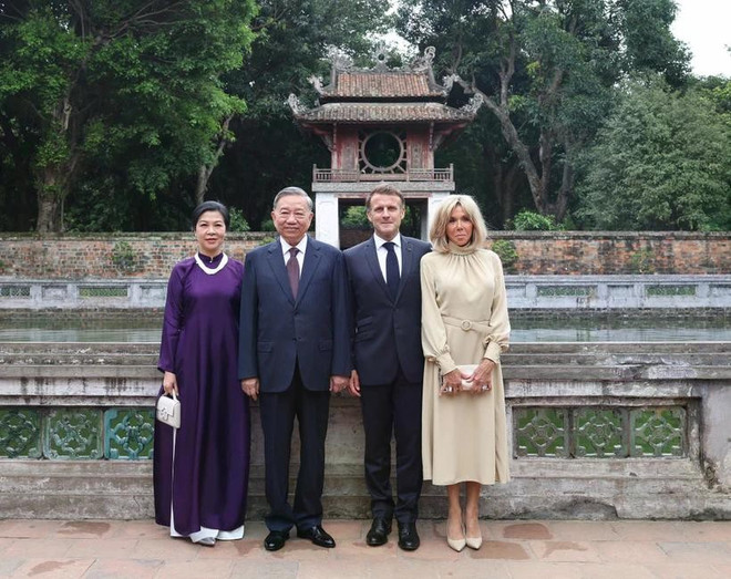 Party General Secretary To Lam (second from left) and his spouse Ngo Phuong Ly (far left), and French President Emmanuel Macron and his spouse Brigitte Macron pose for a photo at the Temple of Literature – Quoc Tu Giam (Photo: VNA) macron.jpg
