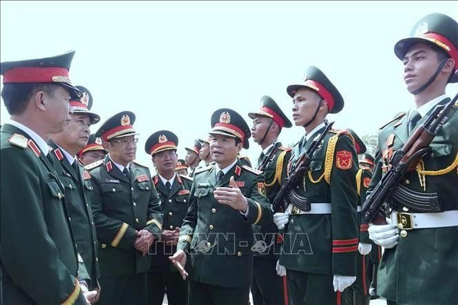 General Nguyen Tan Cuong, Chief of the General Staff of the Vietnam People's Army and Deputy Minister of National Defence, inspects the training. (Photo: VNA) training.jpg