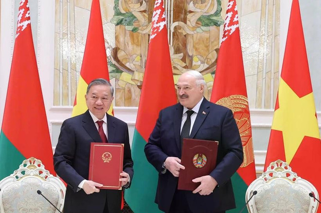 Vietnamese Party General Secretary To Lam (left) and Belarusian President Aleksandr Lukashenko signed a joint statement on the establishment of the two countries’ strategic partnership on May 12, 2025. (Photo: VNA) vietnam-belarus-sign-joint-statement-on-strategic-partnership.jpg