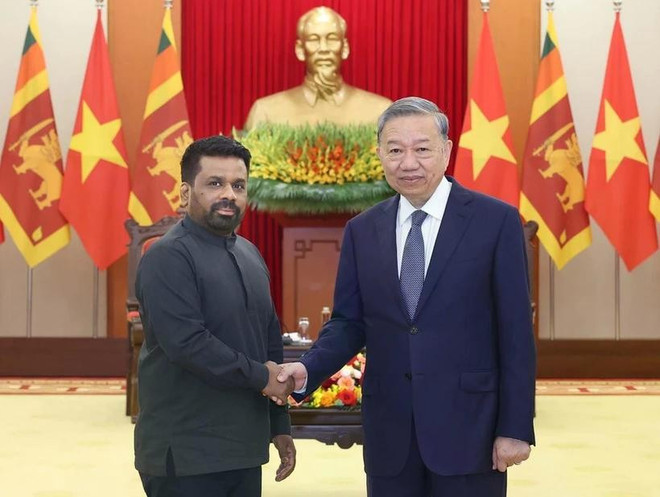 General Secretary of the Communist Party of Vietnam Central Committee To Lam (right) receives Sri Lankan President Anura Kumara Dissanayaka on May 4. (Photo: VNA) party-leader-welcomes-sri-lankan-president.jpg