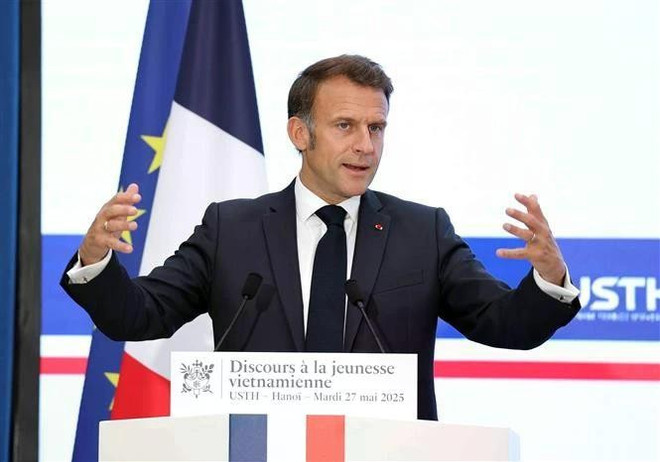 French President Emmanuel Macron talks to Vietnamese students and young intellectuals at the University of Science and Technology of Hanoi (USTH) on May 27. (Photo: VNA) emmanuel-macron.jpg