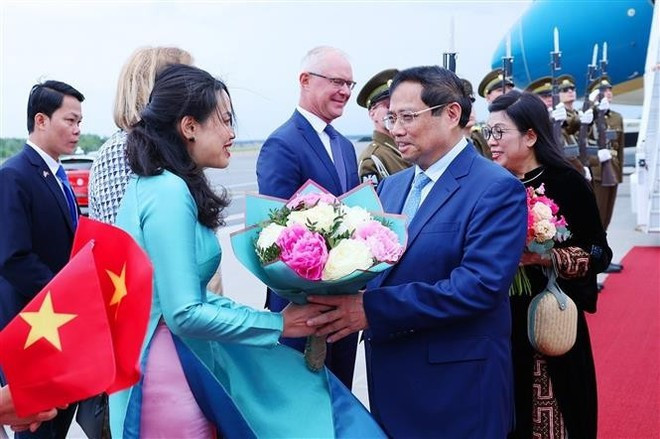 Prime Minister Pham Minh Chinh, his spouse Le Thi Bich Tran and a high-ranking Vietnamese delegation are welcomed at Lennart Meri Tallinn airport in the capital of Tallinn on June 5 morning (local time). (Photo: VNA) pham-minh-chinh-888.jpg