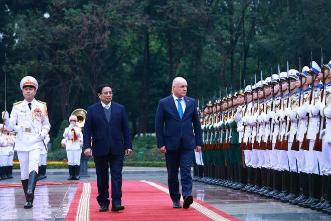 Prime Minister Pham Minh Chinh (L) and his New Zealand counterpart Christopher Luxon inspect the guard of honour. (Photo: VNA) new-zealand-prime-minister-5500.jpg