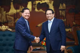 Prime Minister Pham Minh Chinh (R) and Cambodian Deputy Prime Minister Neth Savoeun at their meeting in Hanoi on April 16. (Photo: VNA)