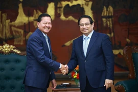 Prime Minister Pham Minh Chinh (R) and Cambodian Deputy Prime Minister Neth Savoeun at their meeting in Hanoi on April 16. (Photo: VNA)