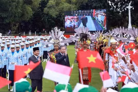 President of the Republic of Indonesia and Chairman of the Great Indonesia Movement Party (Gerindra) Prabowo Subianto (L) and Vietnamese Party General Secretary To Lam at the welcome ceremony in Jakarta on March 10. (Photo: VNA)