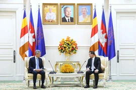 Cambodian Prime Minister Samdech Thipadei Hun Manet (R) receives Vietnamese Ambassador to Cambodia Nguyen Minh Vu. (Photo: VNA)