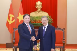 Party General Secretary To Lam (R) meets with US Ambassador to Vietnam Marc Knapper in Hanoi on March 31. (Photo: VNA)