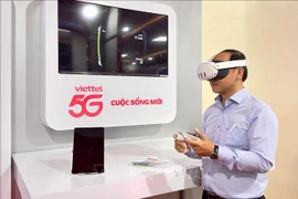 A man experiences virtual reality technology at a digital transformation exhibition in An Giang province in 2024. (Photo: VNA)