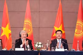 Vietnamese Minister of Industry and Trade Nguyen Hong Dien (R) and Kyrgyzstan Prime Minister Adylbek Kasymaliev co-chair the meeting with the Vietnamese business community. (Photo: VNA)