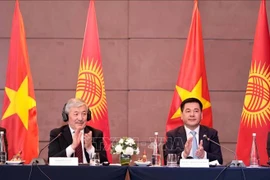 Vietnamese Minister of Industry and Trade Nguyen Hong Dien (R) and Kyrgyzstan Prime Minister Adylbek Kasymaliev co-chair the meeting with the Vietnamese business community. (Photo: VNA)