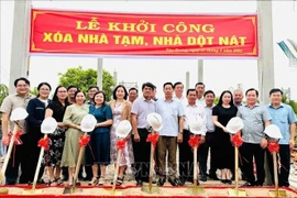 Participants in the ceremony in Dam Doi district of Ca Mau province on March 21 (Photo: VNA)