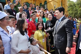 State President Luong Cuong meets with exemplary individuals featured in the Vietnam Television (VTV) programme "Viec tu te" (“Acts of Kindness”) on April 16. (Photo: VNA)