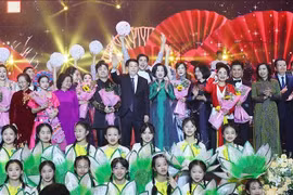 State President Luong Cuong and his spouse attend the “Xuan Que huong” (Homeland Spring) programme 2025 on January 19 in Hanoi. (Photo: VNA)