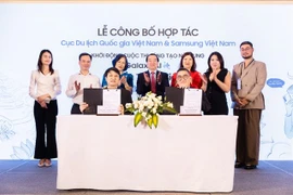 Representatives from Samsung Electronics Vietnam and the Tourism Information Centre signed the co-operation to launch the contest. (Photo courtesy of Samsung)