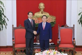 Politburo member, Secretary of the Party Central Committee and Chairman of its Commission for Information, Education and Mass Mobilisation Nguyen Trong Nghia (right) shakes hands with Chinese Ambassador to Vietnam He Wei at their meeting on March 19. (Photo: VNA)