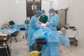 After the more than three-hour surgery, the fisherman regains consciousness with stable vital signs. (Photo: VNA)