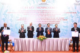 Prime Minister Pham Minh Chinh (centre) witnesses the signing of agreements. (Photo: VNA)
