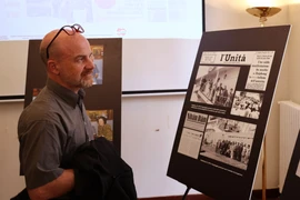 A visitor to the photo exhibition "Solidarity and support of the Italian people for Vietnam" (Photo: VNA)
