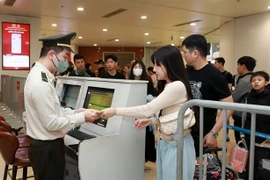 Security check before entering the boarding area at Noi Bai International Airport (Photo: VNA)