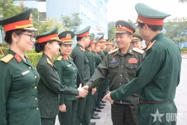 A delegation of the Lao People's Army visits the Vietnam Department for Peacekeeping Operations. (Photo: qdnd.vn)