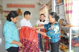 Brocade products of Khmer people in Van Giao commune of Tinh Bien town, An Giang province, are introduced to visitors. (Photo: VNA)