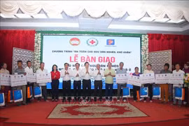 The southern province of Bac Lieu on February 25 hands over 100 newly built homes to struggling fishing families, low-income, and near-poor households. (Photo: VNA)