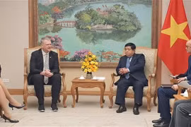 Deputy Prime Minister Nguyen Chi Dung (R) receives Lien Andrew Michael, Vice President and General Director of Asian factories at Wanek Furniture Co., Ltd. (Photo: VNA)