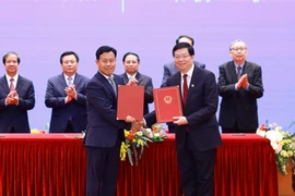 Leaders of Vietnam National University - Hanoi and China’s Tsinghua University signed and exchanged a cooperation agreement on student exchange in March 2025. (Photo: VNU)
