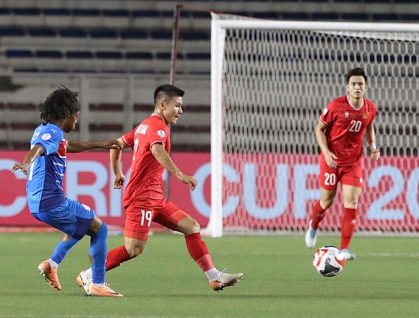 Vietnam (red) hold the Philippines to a dramatic 1-1 draw in their ASEAN Cup group stage match (Photo: VNA)