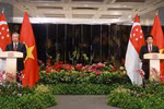 General Secretary To Lam and Singapore’s Prime Minister Lawrence Wong announce the upgrade of Vietnam-Singapore relations to a comprehensive strategic partnership (Singapore, March 12, 2025). (Photo: VNA)