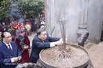 Top leader offers incense in commemoration of Hung Kings in Phu Tho