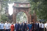 Leaders offer incense in tribute to Hung Kings