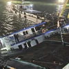 Wreckage of capsized boat salvaged in Ha Long Bay, more victims found
