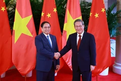 Prime Minister Pham Minh Chinh (left) and Chinese Premier Li Qiang at their meeting in Tianjin on June 24 (Photo: VNA)