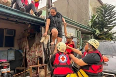 Rescuers evacuate residents in a flooded area due to Typhoon Kalmaegi in Cebu province, the Philippines, on November 4, 2025. (Photo: Xinhua/VNA)
